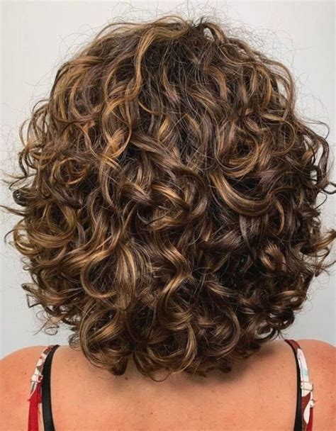 cabelo encaracolado curto feminino|Bem na foto: +18 Cortes para cabelo curto encaracolado